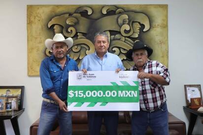 Alcalde Óscar Ríos entregó apoyo económico a Ejido Nueva Rosita