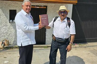 Lord Molécula publica foto con AMLO creada con IA