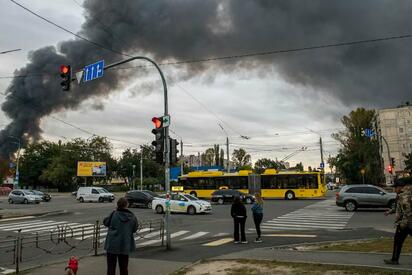 Drones rusos golpean tren en Sumi y dejan decenas de heridos
