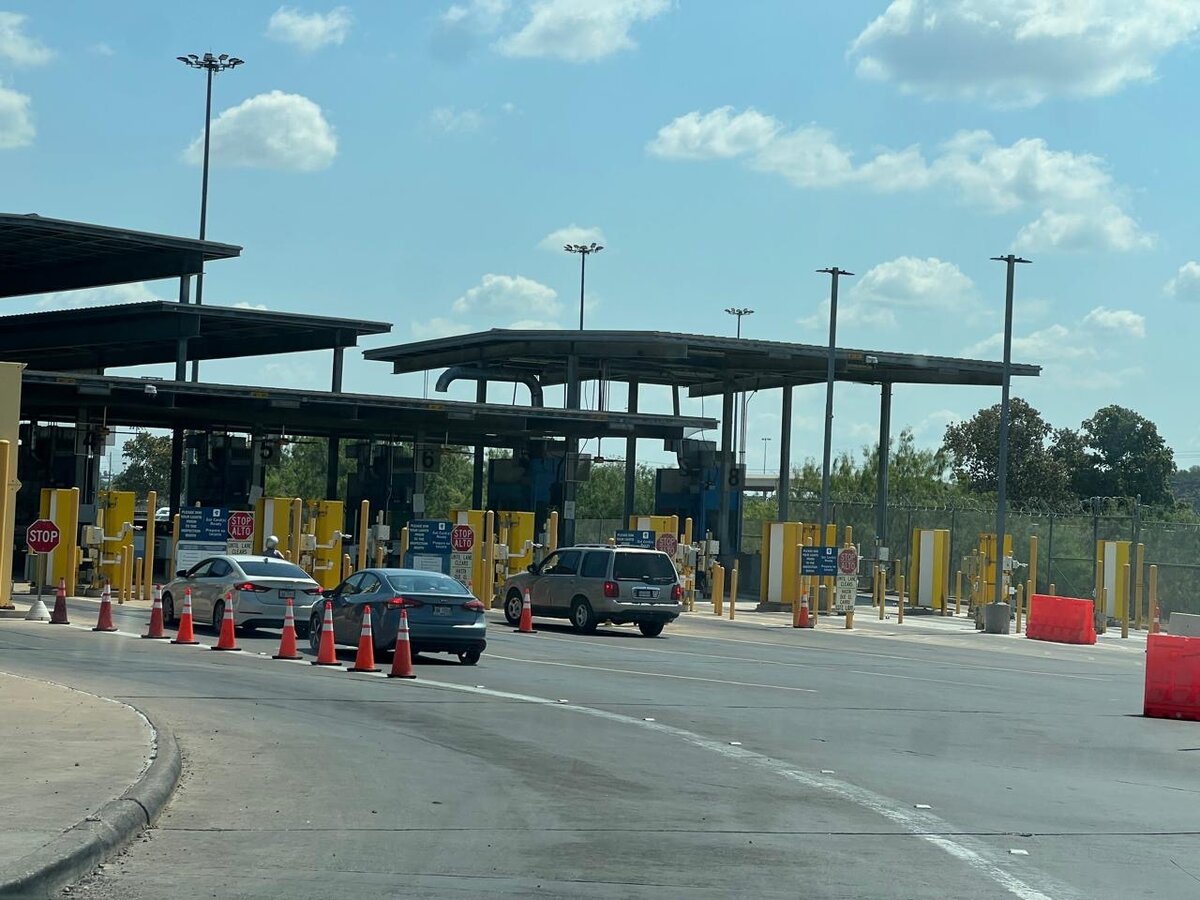 Disminuyen los cruces vehiculares en Eagle Pass, pero crece el movimiento comercial y peatonal