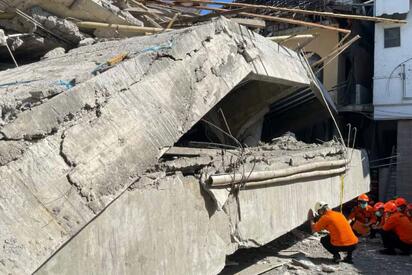 Edificio escolar se derrumba en Indonesia: aún hay desaparecidos