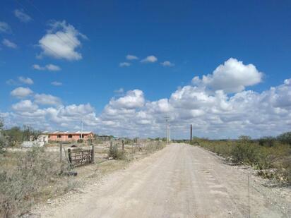 Gobierno Municipal de Sabinas mejora camino rural en Puente Negro para fortalecer la conectividad