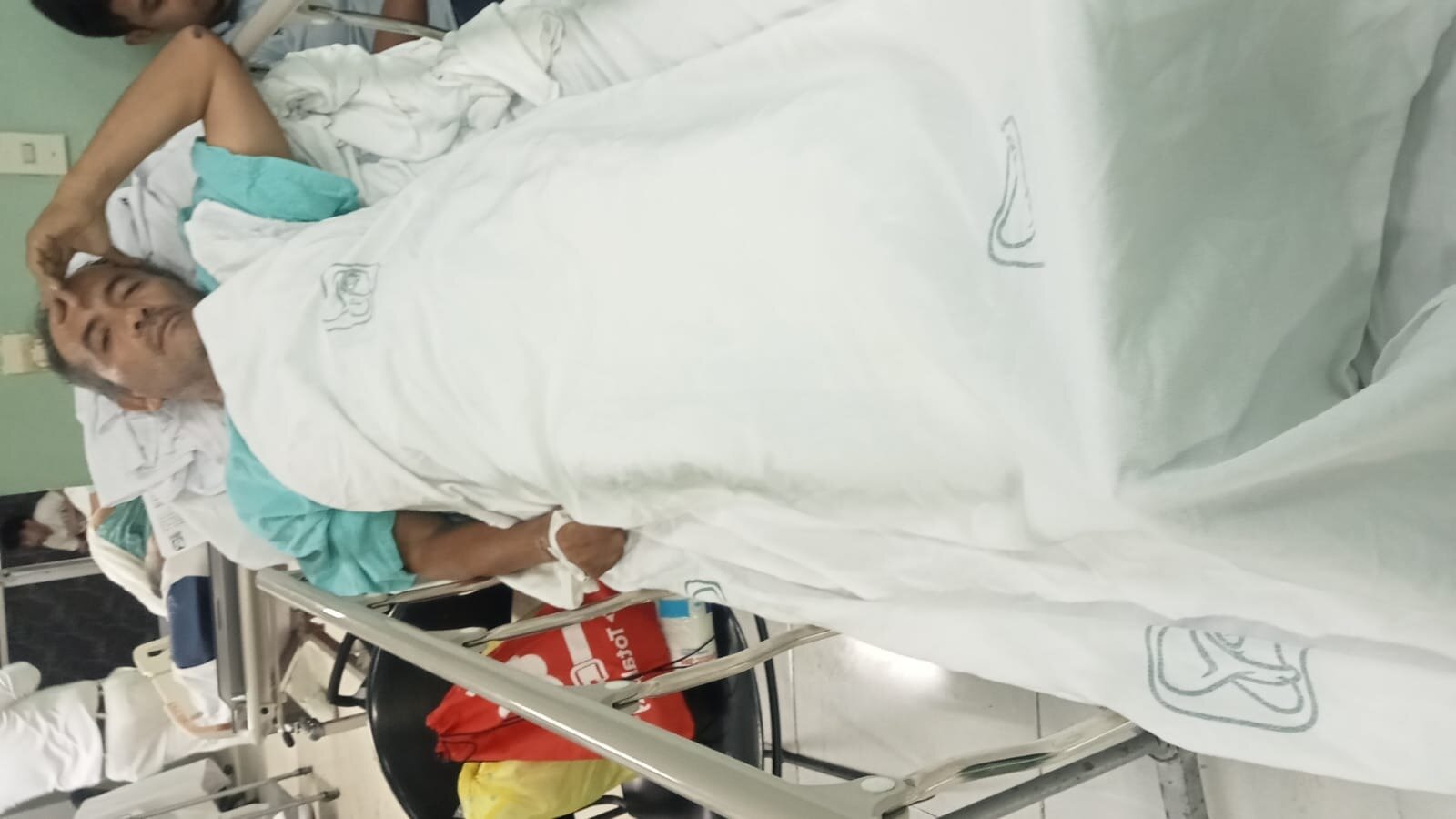 Manuel sigue en urgencias: el rescatista espera una cama en el IMSS