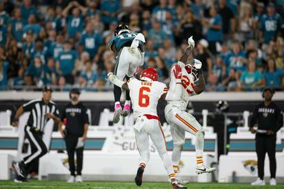 Errores de Chiefs propician victoria de Jaguars en NFL