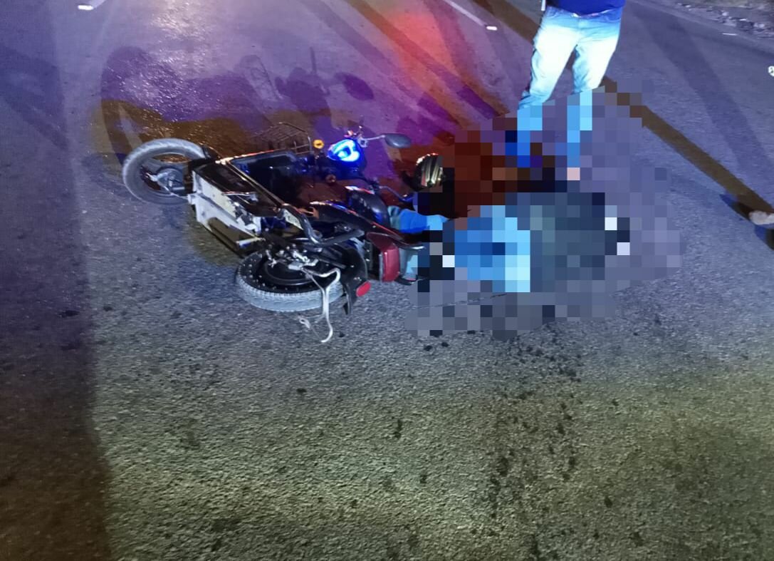 Accidente: El vehículo pesado, cuya marca, color y placas no fueron identificados, invadió el carril contrario y embistió a la mujer.