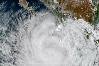 Huracán Priscilla se degrada a categoría 1 y provoca lluvias fuertes