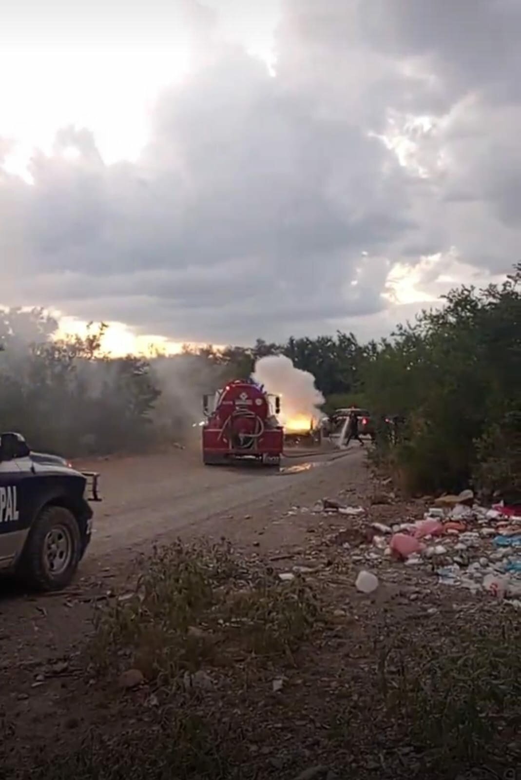 Camioneta se incendia en Múzquiz presuntamente por falla mecánica.