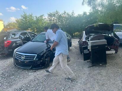 Propietario de lote de autos se niega a aceptar multa por mantener yonque visible en Piedras Negras