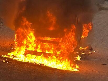 Camioneta se incendia en Múzquiz presuntamente por falla mecánica.