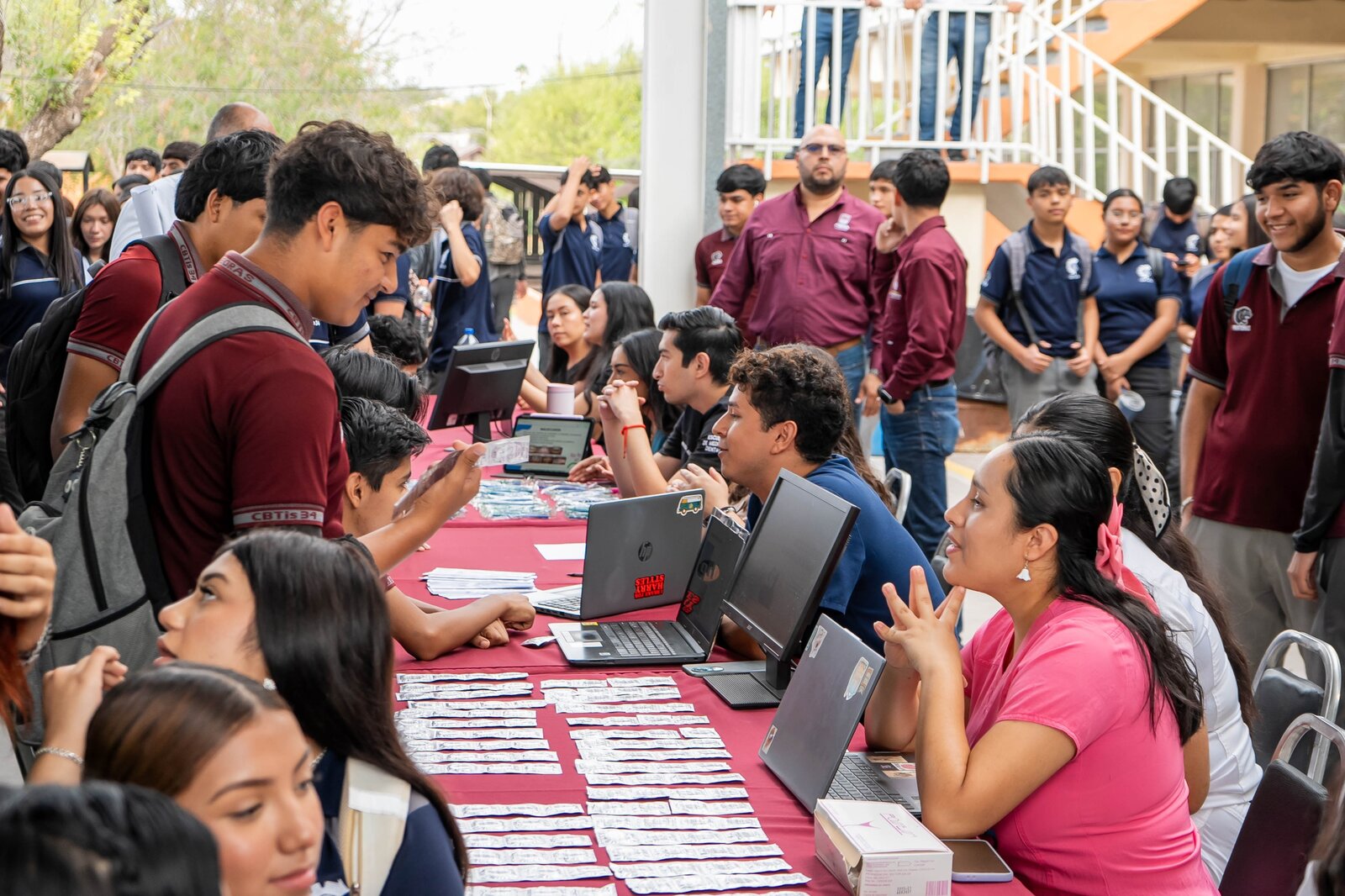 Estudiantes del CBTis 34 reciben atención integral en brigada municipal