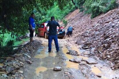Deslaves y crecida de ríos cortan caminos en comunidades de Oaxaca