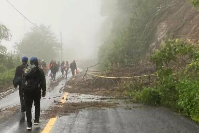 Deslaves en Hidalgo afectan caminos y dejan a pobladores atrapados