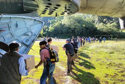 Fuerza Aérea rescata maestros y entrega ayuda en la Huasteca veracruzana