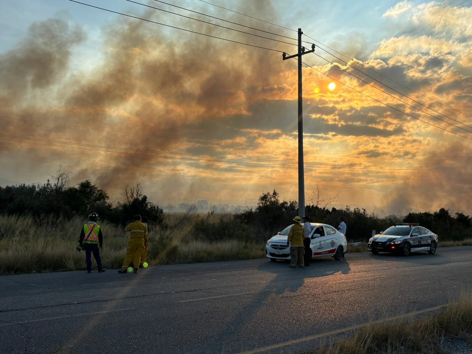 Fuerte incendio moviliza a cuerpos de emergencia y ejército en la avenida Montessori