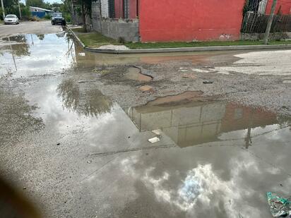 Aguas negras inundan calles de la colonia Tierra y Esperanza en Piedras Negras