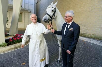 Papa recibe caballo árabe como obsequio de donante polaco