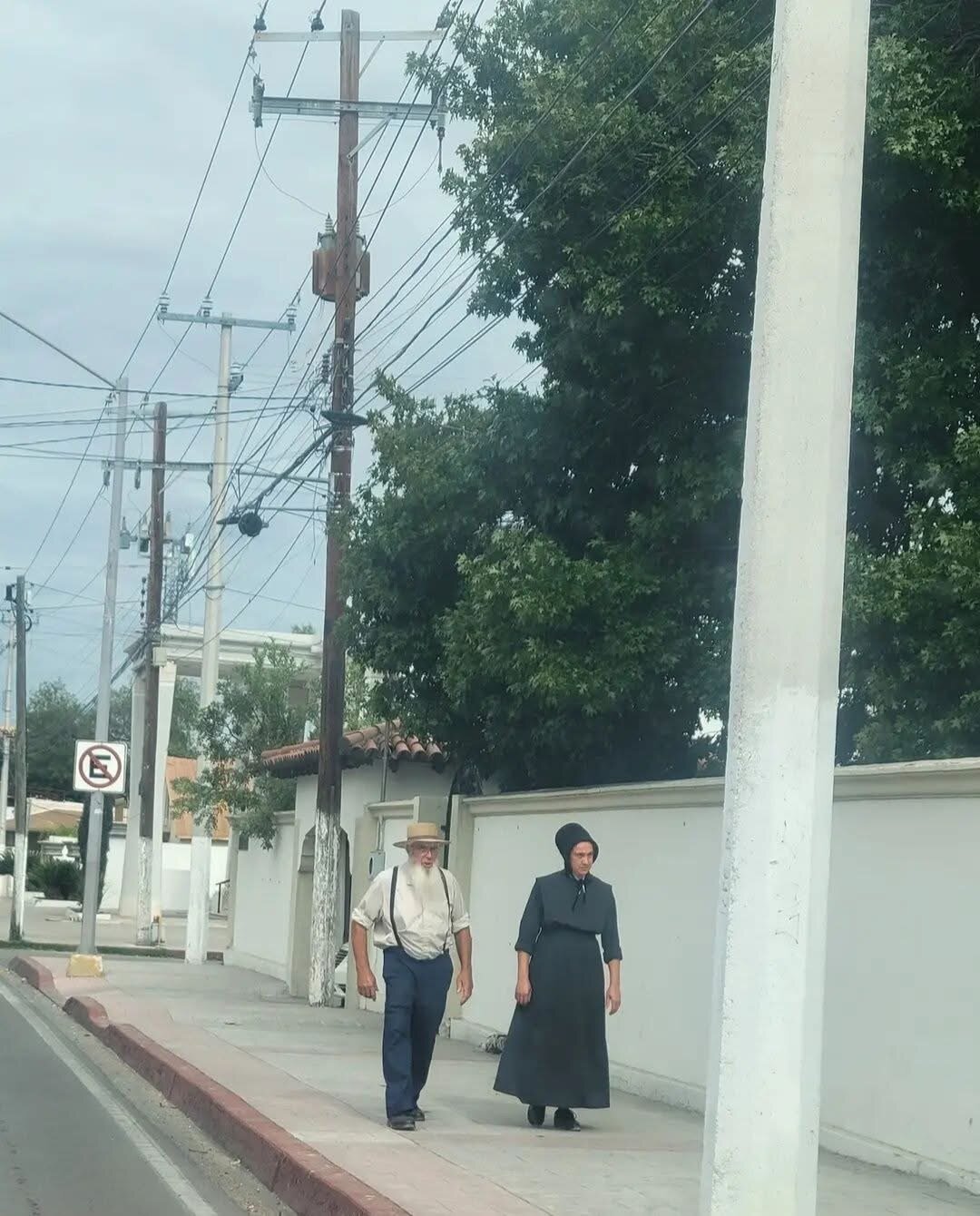 Una pareja menonita sorprende a transeúntes al caminar por la avenida Carranza