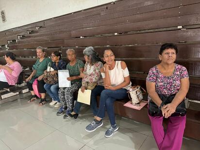 Gimnasio Municipal de Nva Rosita entrega tarjetas Bienestar a adultos mayores