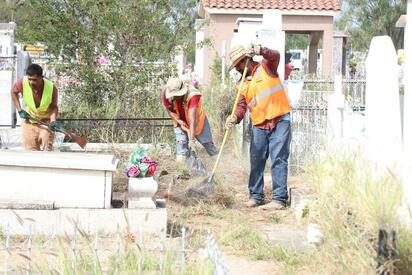 Alcalde supervisa limpieza intensiva del panteón para Día de Muertos