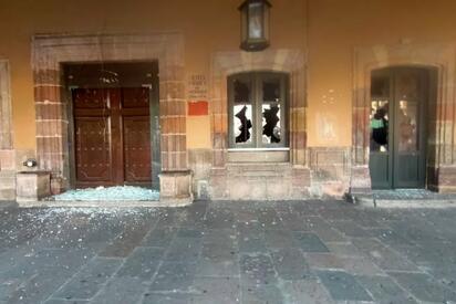 Normalistas vandalizan Palacio de Justicia en Morelia, Michoacán