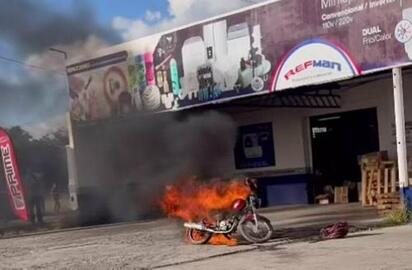 Motocicleta se incendia en Sabinas; bomberos controlan rápido fuego