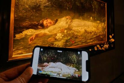 Fans de Taylor Swift llenan museo alemán por pintura inspirada en 'The Fate of Ophelia'