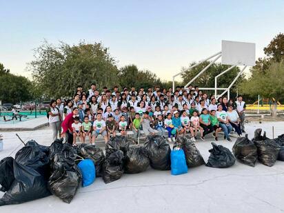 Estudiantes del CAPE participan en brigada de limpieza en la colonia 2 de Agosto de Nava