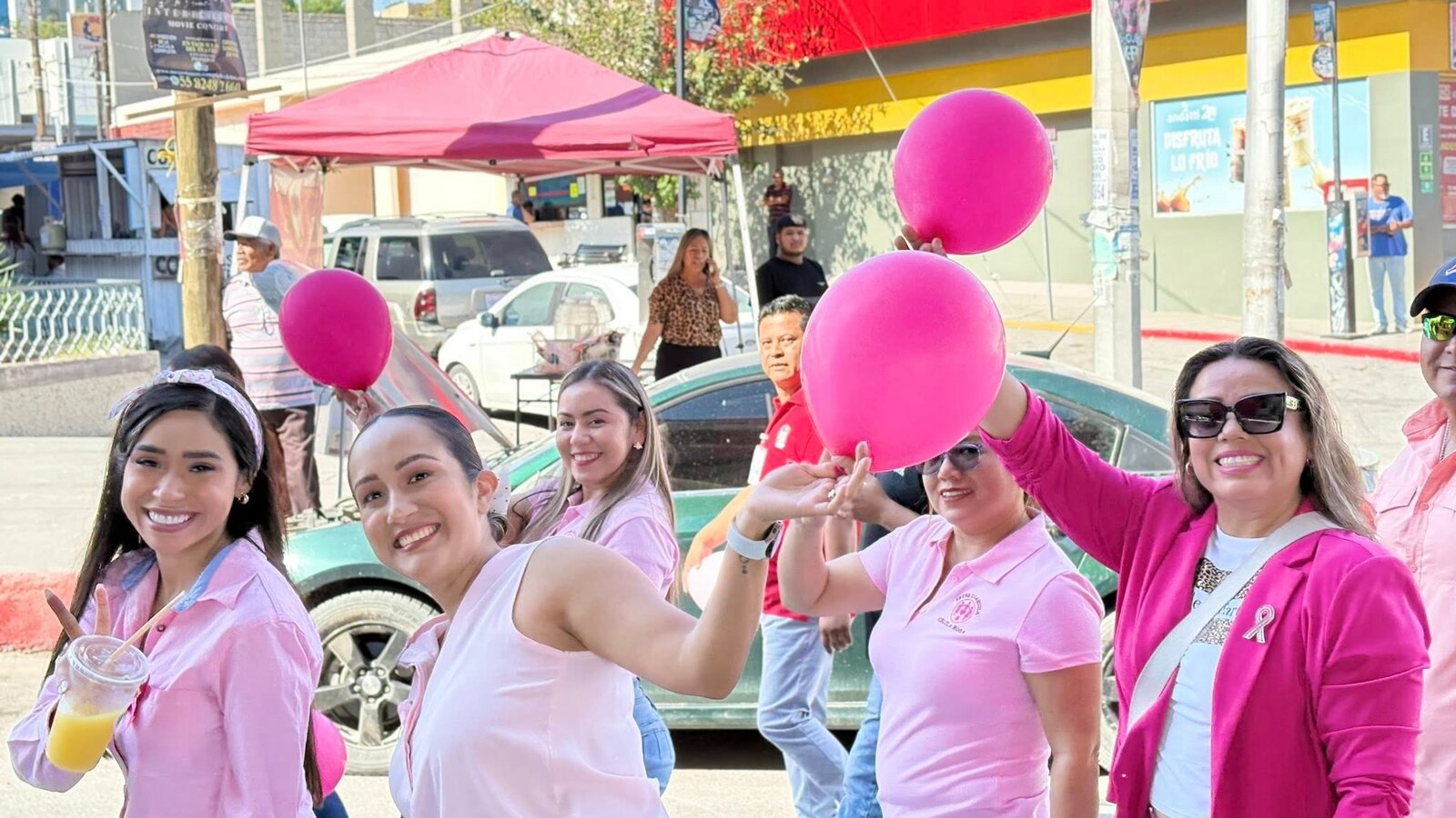Marchan para conmemorar el mes rosa: lucha contra el cáncer de mama
