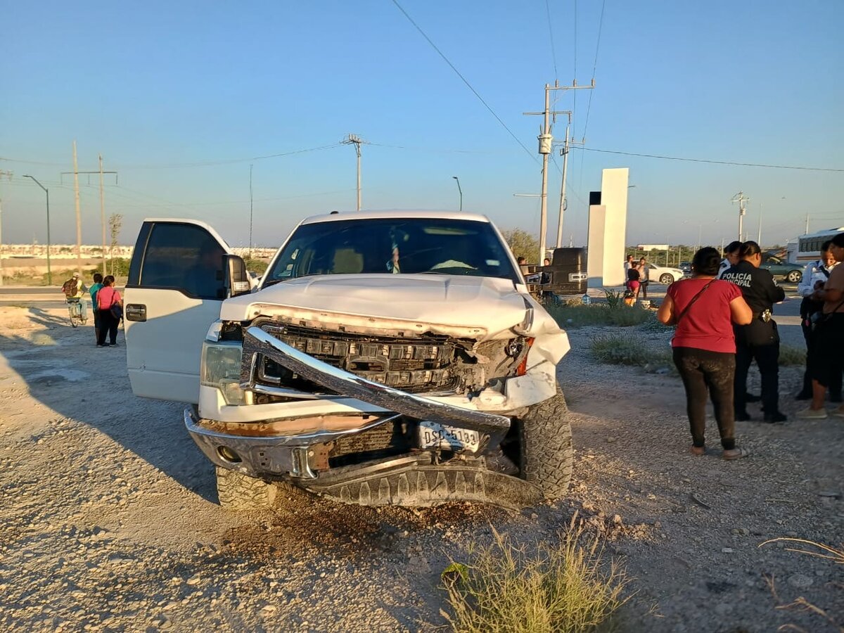 Accidente: De acuerdo con los participantes, la F-150 transitaba con vía libre hacia el ejido Piedras Negras, mientras que el Volvo.