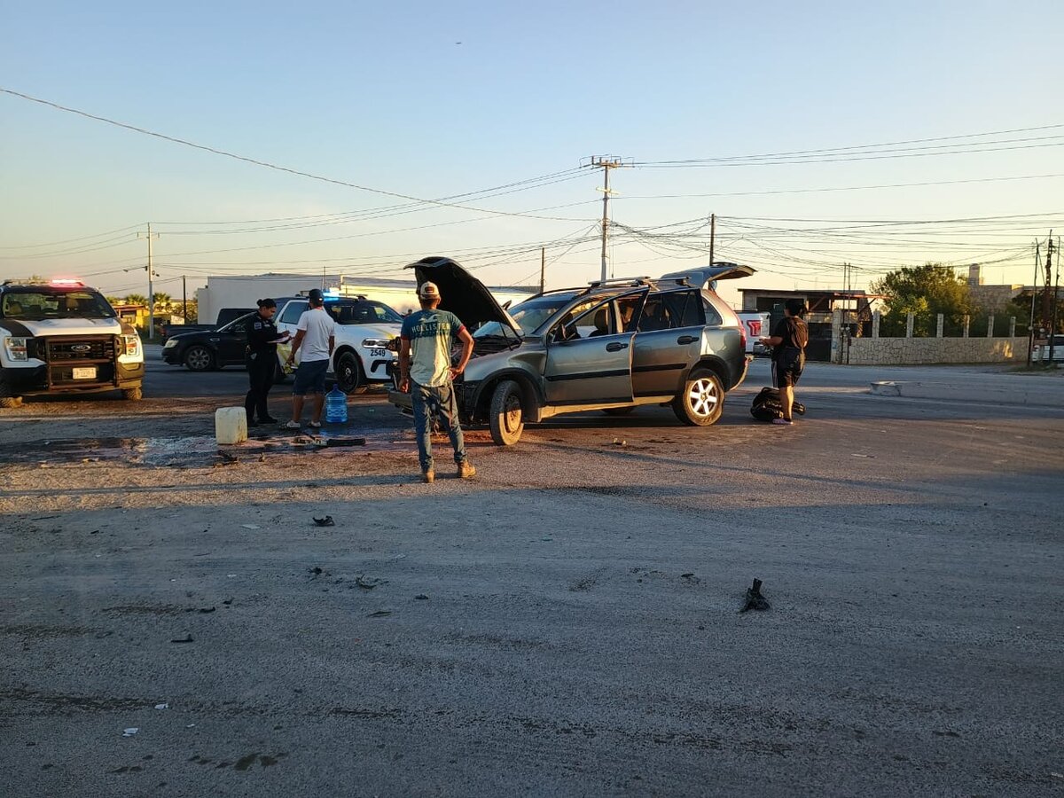 Accidente: De acuerdo con los participantes, la F-150 transitaba con vía libre hacia el ejido Piedras Negras, mientras que el Volvo.