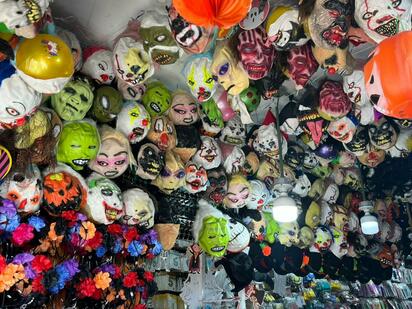 Entre catrinas y Chucky: así se viven las ventas de Halloween en Monclova