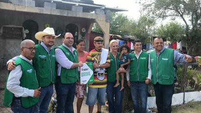 Gobierno de Coahuila entrega escrituras garantizando propiedad a familias