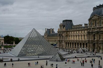 Museo del Louvre cierra por robo de joyas de la corona francesa