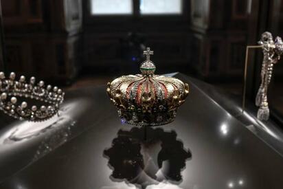 Roban joyas de 'valor inestimable' en el Louvre; hallan corona dañada