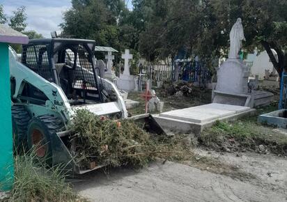 Múzquiz prepara panteones limpios y seguros para Día de Muertos