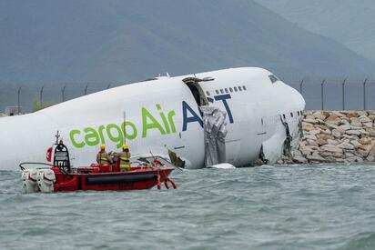 Avión de carga se sale de pista en Hong Kong y cae al mar; hay 2 muertos