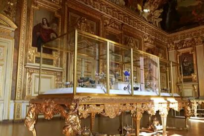 Louvre defiende vitrinas tras robo de joyas; niega fragilidad