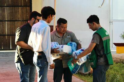 Jóvenes entregan medicamentos e insumos al Asilo Emmanuel