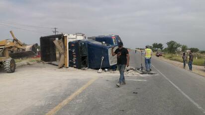 Volcadura de camión genera caos en la carretera ribereña