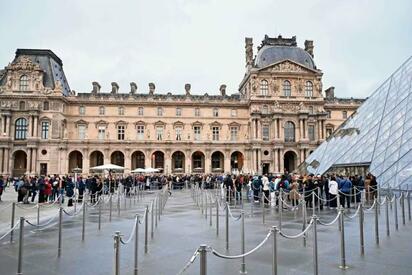 Museo Louvre en París reabre entre filas y críticas tras millonario robo