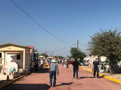 Monclova refuerza limpieza y seguridad en panteones previo al Día de Muertos