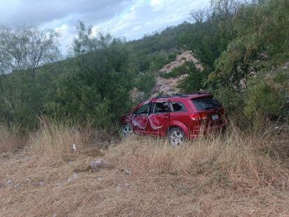 Aparatosa volcadura en el boulevard Centenario deja daños totales y lesionados en Piedras Negras
