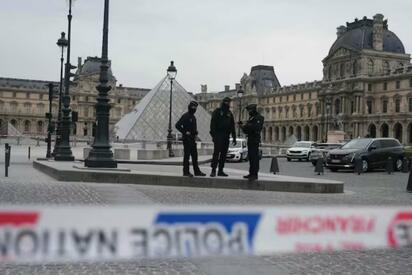 Louvre cerrado tras robo de joyas; imagen genera especulaciones
