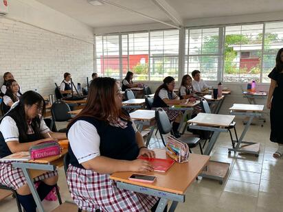 Normalistas se van de intercambio al extranjero para perfeccionar su inglés