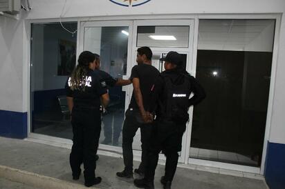 Detienen a hombre armado con cuchillo frente a un Oxxo en Monclova