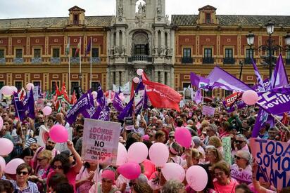 Miles de mujeres protestan en Sevilla por fallo en mamografías