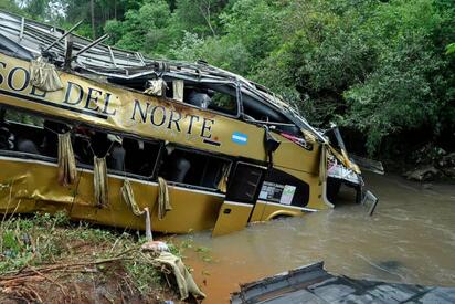 Nueve víctimas mortales tras caída de autobús desde puente en Argentina