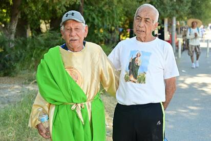 Con fe y dolor, don Carlos camina por su milagro