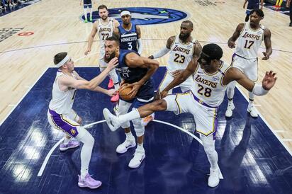 Luka Doncic anota 49 puntos en la victoria de los Lakers sobre Timberwolves