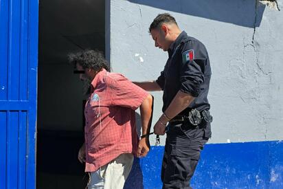 Detienen a hombre por alterar el orden frente a secundaria en Monclova